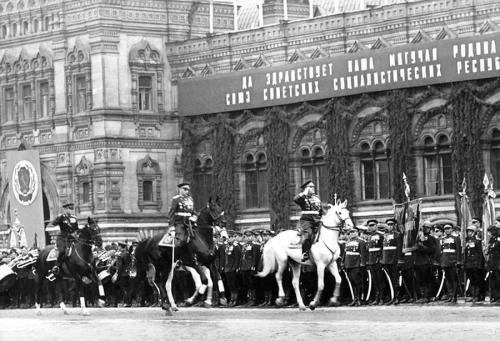 Г. К. Жуков и К. К. Рокоссовский на Параде Победы 1945 года