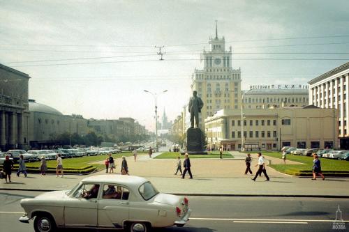 Памятник В.В. Маяковскому на Триумфальной площади, бывшей Маяковской